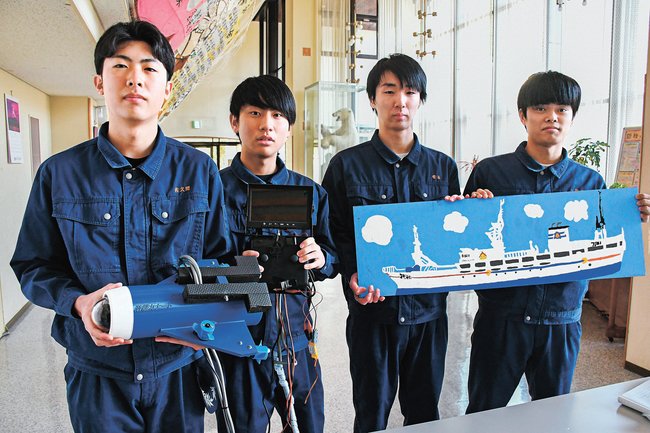水中ロボット開発の成果を発表した生徒たち=島根県隠岐の島町西町、隠岐島文化会館