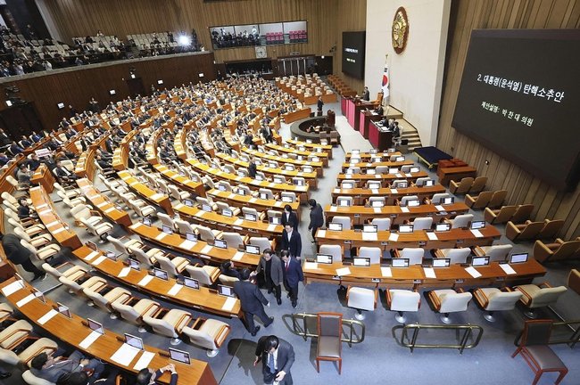 韓国の尹錫悦大統領に対する弾劾訴追案の採決に先立ち、国会の本会議場を出る与党「国民の力」議員ら＝７日、ソウル（聯合＝共同）