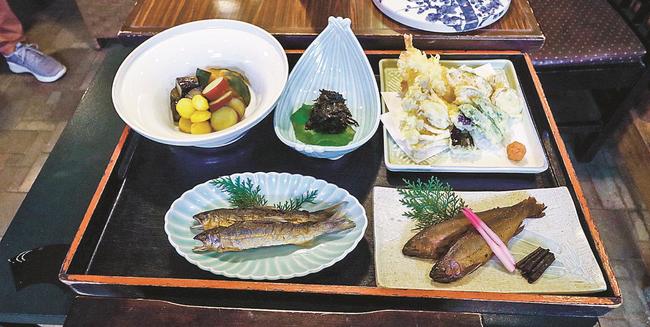 干しアユや天ぷらが入った和食＝島根県津和野町後田、のれん宿明月