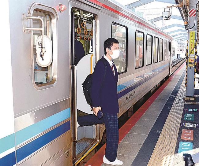 運休区間を通りＪＲ出雲市駅に到着した列車から降りる乗客＝２日午前８時５４分、出雲市駅北町
