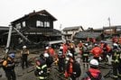 甚大な被害が出た石川県珠洲市宝立町の沿岸部で捜索する警察官や消防隊員ら＝３日午後０時１２分