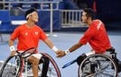 男子ダブルス１回戦　ポイントを奪いタッチを交わす荒井（右）、三木組＝有明テニスの森公園