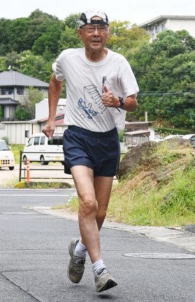 軽やかな走りを見せる花岡悟さん＝松江市内