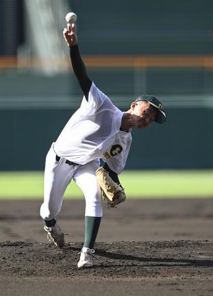 仙台育英戦に先発し、好投した鳥取商・山根＝甲子園