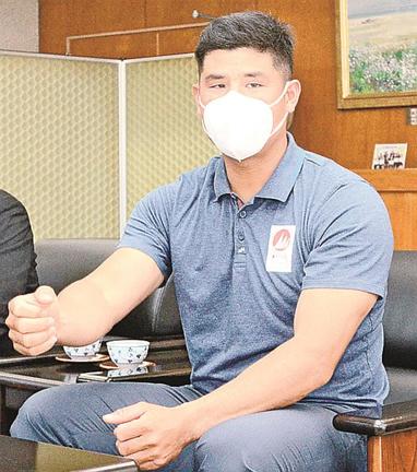 合同チームの合宿中止について話す瀬川和正選手＝境港市上道町、市役所