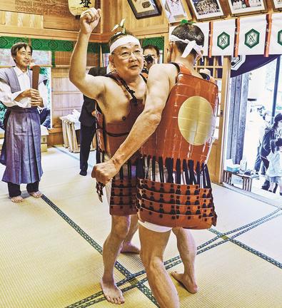かけ声を上げてぶつかり合う氏子＝出雲市鹿園寺町、山口神社