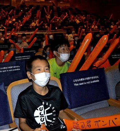 決勝進出を果たした三浦龍司に声援を送る子どもたち＝浜田市黒川町、石央文化ホール