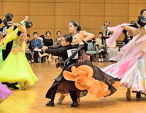 岡山県での競技会で、大人のペアに交じりダンスを披露する江田煌也君と智子さん＝４月２８日、岡山市内
