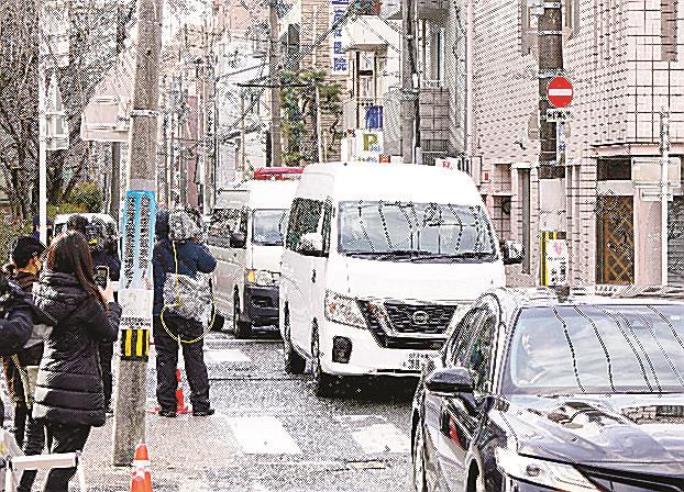 京都地裁に向かう青葉真司被告を乗せたとみられる車列＝２５日午前９時４１分、京都市