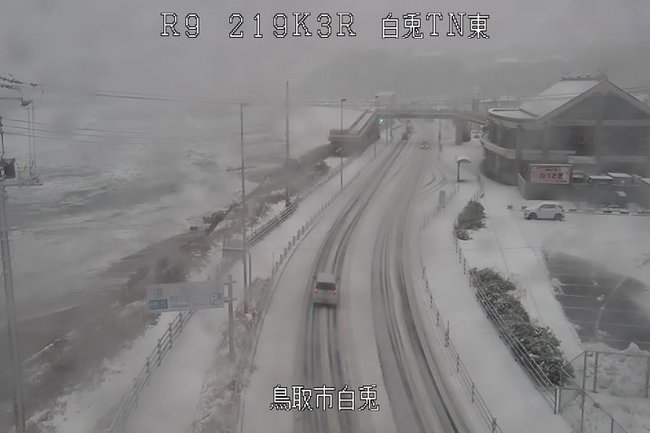 雪が積もった国道９号＝鳥取市白兎（国土交通省ライブカメラ）