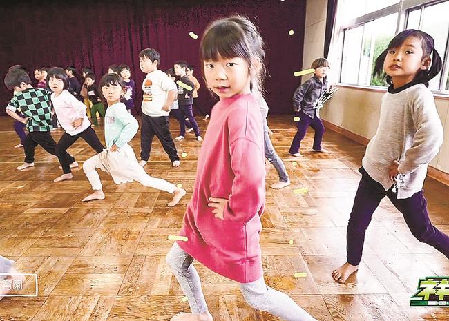 ネギトレダンスを踊る保育園児