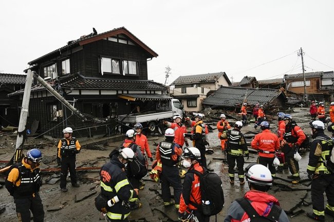 甚大な被害が出た石川県珠洲市宝立町の沿岸部で捜索する警察官や消防隊員ら＝３日午後０時１２分
