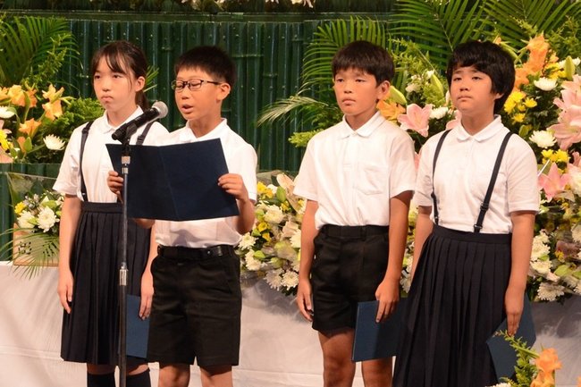 平和への誓いを発表する湖陵小学校6年生4人=出雲市塩冶有原町2丁目、市民会館