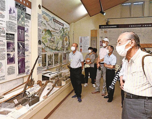 たたら製鉄について理解を深める参加者＝島根県奥出雲町大谷、絲原記念館