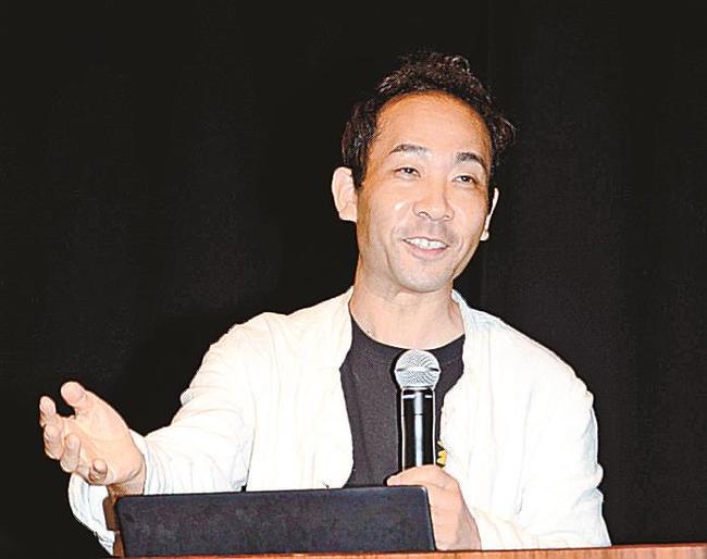 地球温暖化と天気の関係を解説する天達武史さん＝出雲市駅南町１丁目、ビッグハート出雲