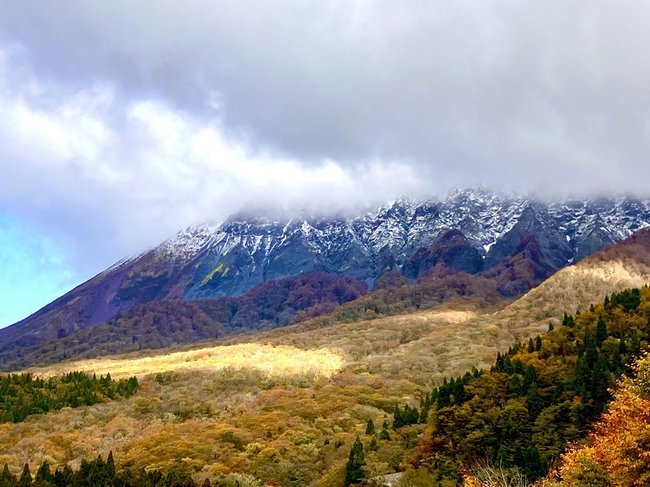 初冠雪した大山（読者提供）