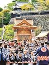 勇壮な音色を響かせて練り歩く鼕行列＝松江市殿町