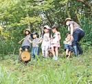 山の斜面を自力で上り、さらに進もうとする子どもたち＝松江市大庭町
