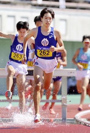 男子３０００㍍障害　８分３２秒４７で優勝した三浦龍司（手前）＝熊谷スポーツ文化公園陸上競技場
