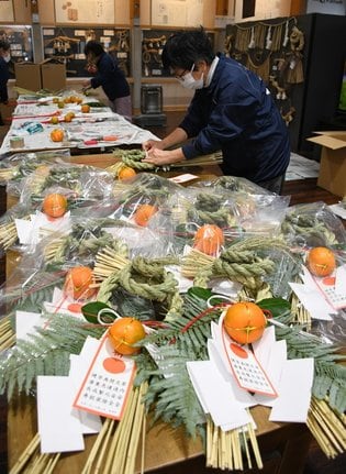 正月用のしめ飾りを作る組合員＝島根県飯南町花栗、町大しめなわ創作館