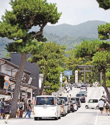 「平成の大遷宮」以降も連休を中心に観光客でにぎわう出雲大社門前の神門通り＝出雲市大社町杵築南