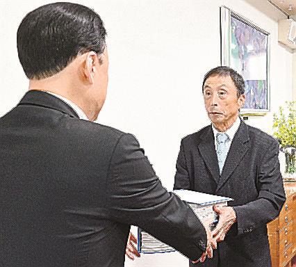 丸山達也知事（左）に署名簿を提出する国谷成彦会長＝松江市殿町、島根県庁
