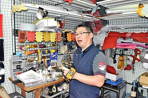 お手製のグラブを手に球児への思いを語る松浦さん