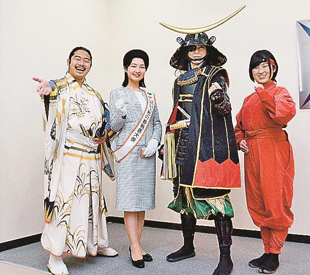 仙台市の魅力をアピールするせんだい・杜の都親善大使の久野智子さんと奥州・仙台おもてなし集団「伊達武将隊」のメンバー＝松江市殿町、山陰中央新報社