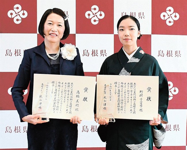 受賞した高橋美穂さん(左)と野﨑千愛季さん=松江市殿町、島根県庁
