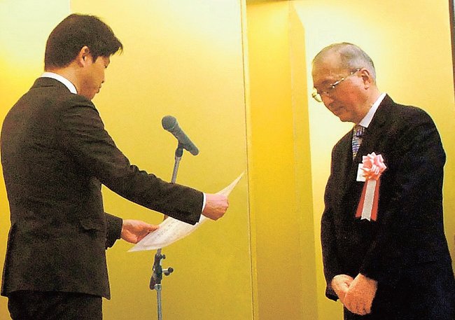 １００周年記念特別表彰を受ける松浦正敬元松江体育協会長（右）＝松江市内