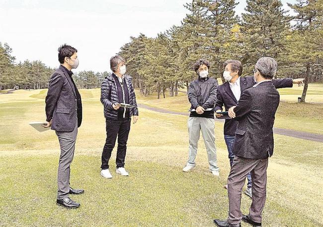 コルフ場関係者とティーイングエリアの確認をする加藤あづみ競技委員長（左から２人目）ら＝鳥取県伯耆町丸山、大山平原ゴルフクラブ