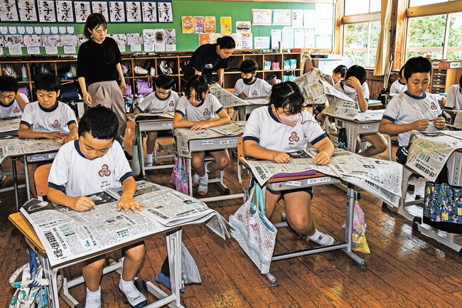 新聞に目を通す児童＝浜田市内田町、美川小学校
