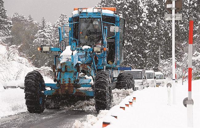 県道松江木次線で雪をかく除雪車＝２５日午後１時ごろ、松江市東忌部町