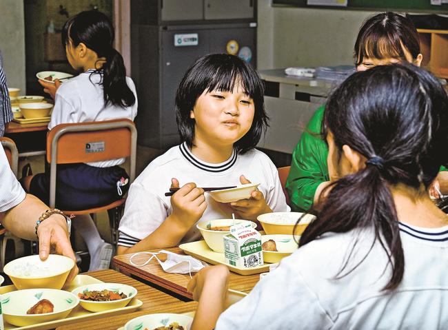 ニラやコマツナ、白菜キムチなど地元産の食材が使われた給食を味わう児童＝益田市美都町仙道、東仙道小学校