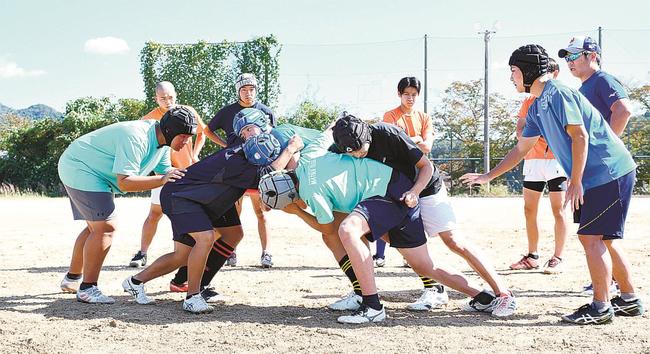 ２６年ぶりのトライに向けて練習に励む合同チームの選手たち＝松江市西生馬町、松江工業高等専門学校