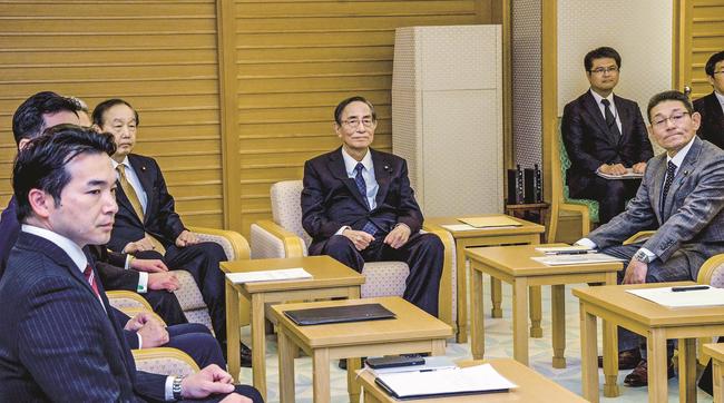 衆院議会運営員会の理事らとの面会に臨む細田博之衆院議長（右から３人目）＝東京・永田町、衆院議長公邸