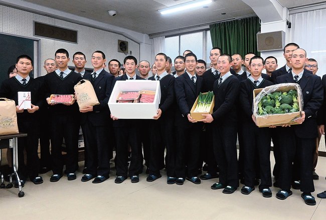 贈られた鳥取県西部の農畜産物を手にする米子松蔭高野球部員＝米子市二本木、米子松蔭高校