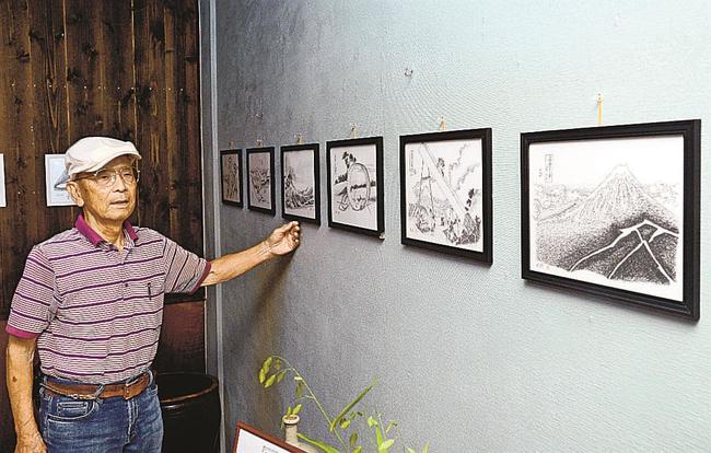 作品を紹介する石田敏明さん＝益田市あけぼの東町、ギャラリー茶房「ちいさなぎゃらりーうつわ」