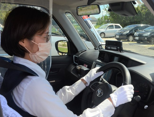 49歳で未経験のタクシードライバーに転向した大嶋厚子さん。観光タクシーの運転手として活躍し、島根の魅力を発信している＝出雲市大社町北荒木、出雲観光タクシー