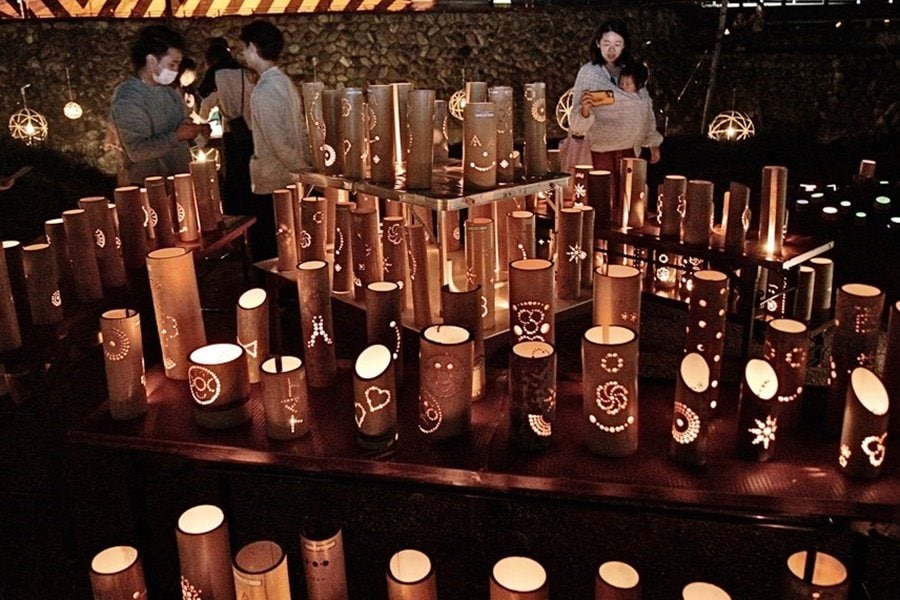 竹灯籠1500個 優しい光で地域照らす 益田市、横田中学校 | 山陰