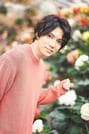 写真集未掲載の一枚に収まる糸川耀士郎さん＝松江市大垣町、松江フォーゲルパーク