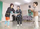 石見銀山捲き上げ節の踊りを撮影する梶谷朱美教授（左）と多久和淑子さん（中央）ら＝出雲市平田町、平田コミュニティセンター