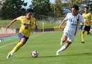 後半、ＦＣ神楽しまねのＭＦ加倉広海（左）がドリブルで攻め込む