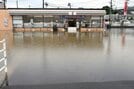 店先に水が迫るコンビニエンスストア＝８日午前10時27分、松江市黒田町