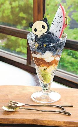 パンダ＆ドラゴンパフェ＝安来市安来町、やすぎ懐古館一風亭