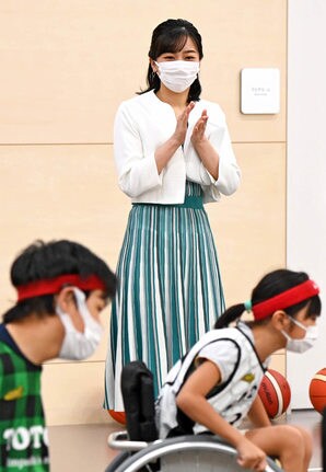 車いすバスケットボールの練習を見学される秋篠宮家の次女佳子さま＝鳥取市布勢、鳥取ユニバーサルスポーツセンターノバリア（代表撮影）