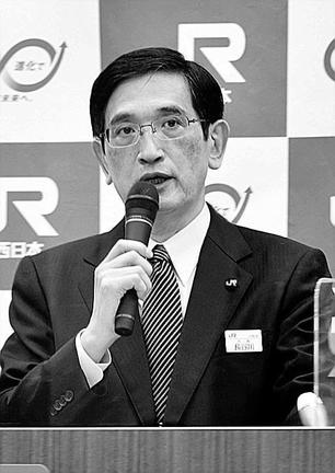 記者会見するＪＲ西日本の長谷川一明社長＝１日午後、大阪市