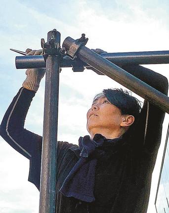 とび１級技能士を取得した島津裕子代表＝松江市西津田２丁目