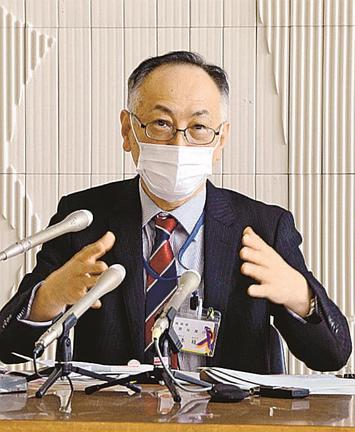 保健所の逼迫状況を説く中本稔所長＝出雲市塩冶町、出雲保健所