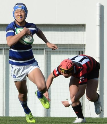 【２回戦・石見智翠館―黒沢尻北】前半、石見智翠館のＦＢ田中稜也（左）が敵陣にボールを運ぶ‖花園ラグビー場